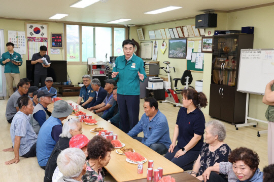 이응우 계룡시장은 마을회관과 무더위쉼터를 차례로 돌며 폭염 대비 취약 시설에 대한 긴급 점검을 실시하고 주민들과 이야기를 나눴다. 계룡시 제공