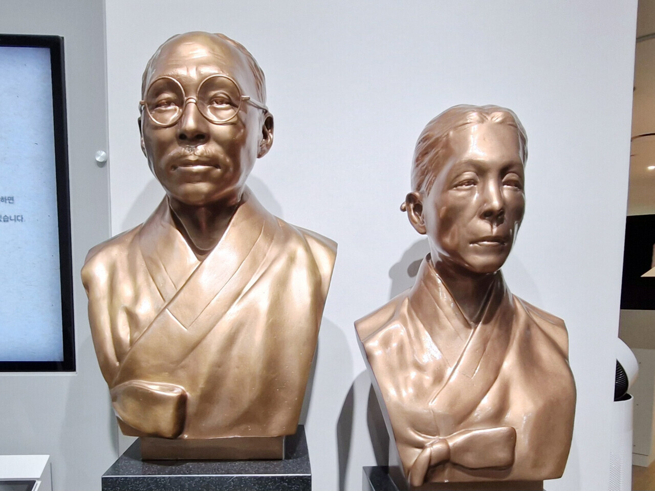 한훈 기념관 내의 한훈 유응두 부부 흉상.