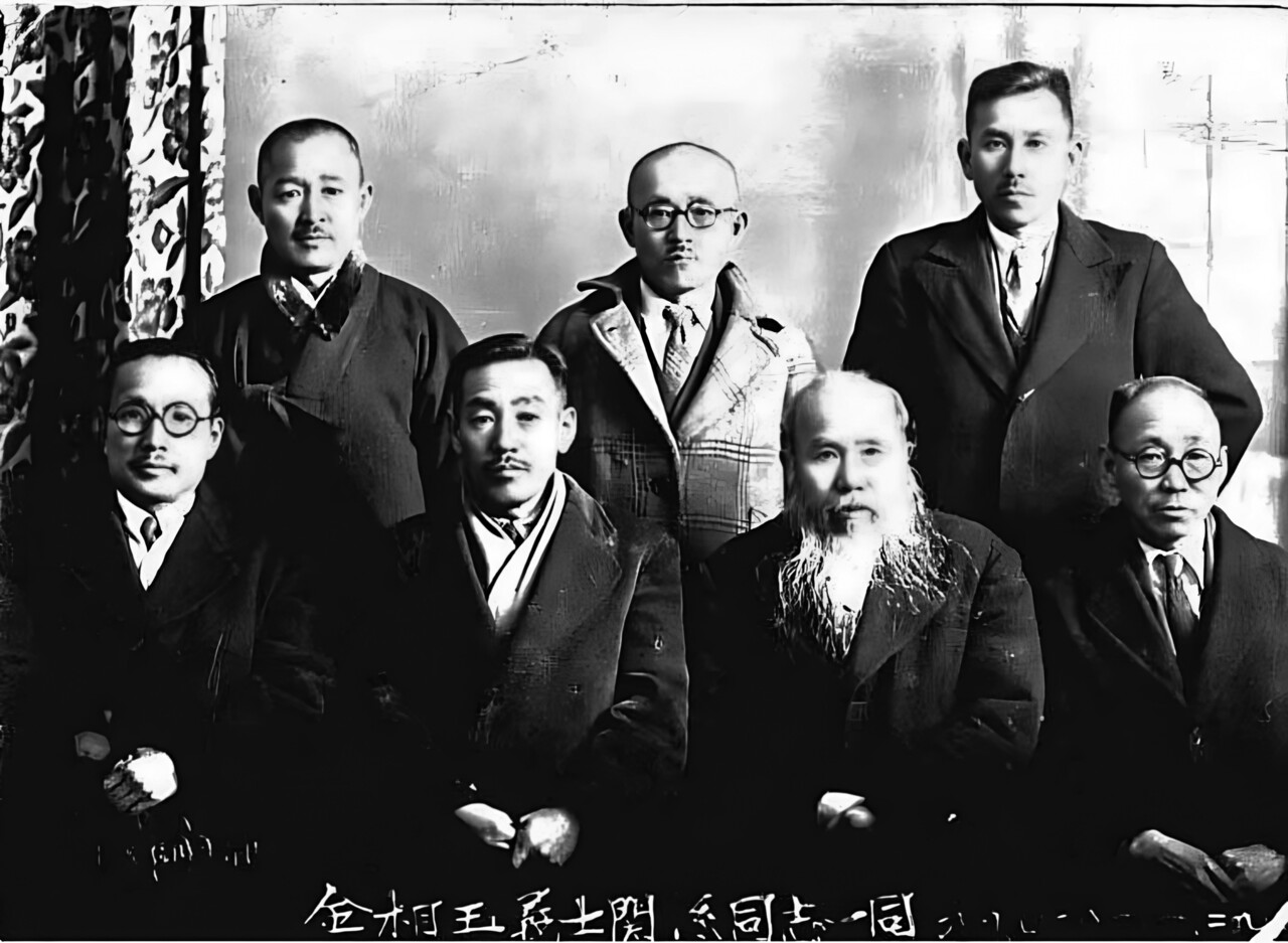 해방 이후 1948년 김상옥 의사(1923년 순국)와 함께했던 옛동지들이 모여 찍은 사진.  한훈(앞줄 오른쪽 첫번째) 명세재 윤익중 김동순 신화수 서대순 등이 함께 했다. 자료=독립기념관