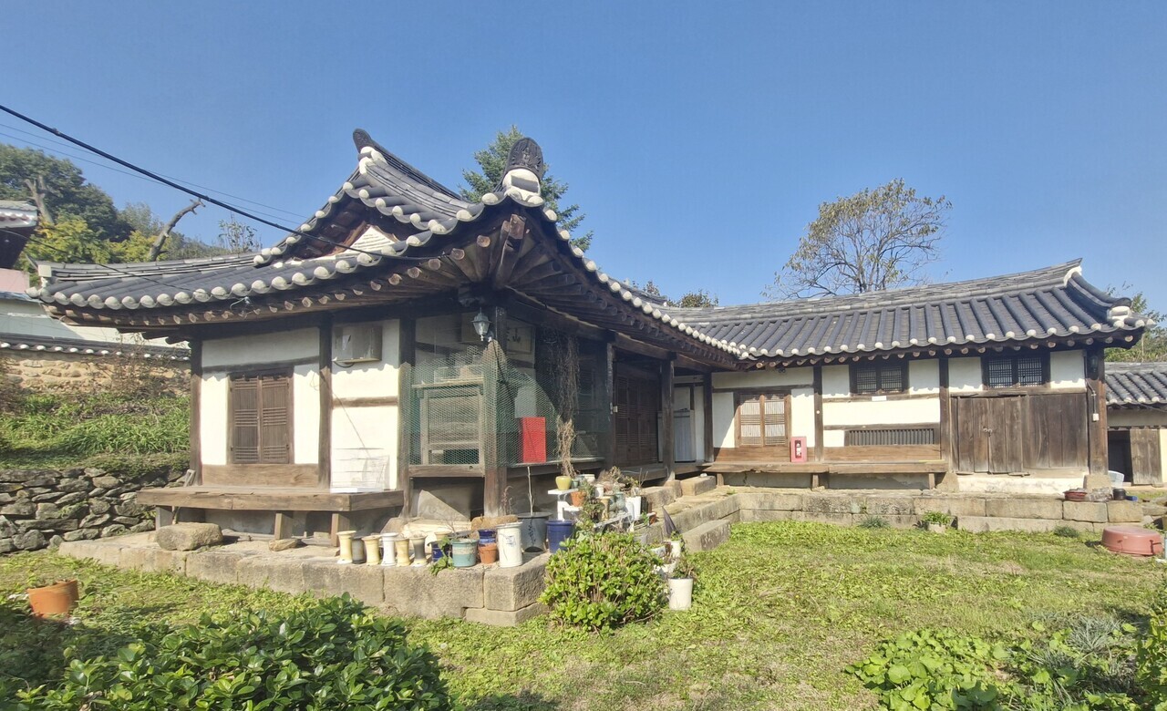 신팔균의 고향 충북 진천군 이월면 노원리의 신헌(신팔균의 조부) 고가는 충북도 문화유산자료로 지정돼 있다. 신팔균은 1909년 이곳으로 낙향하여 교육운동을 벌였다. 김재근 선임기자