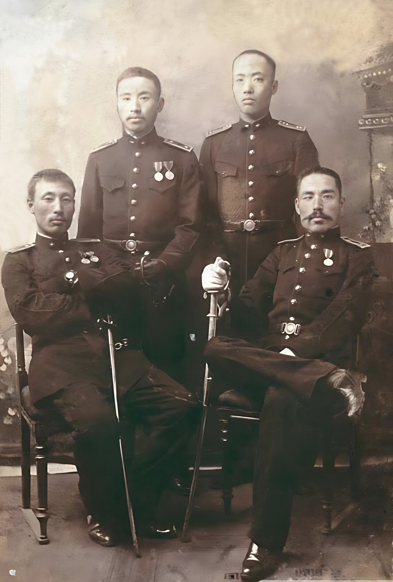 육군무관학교 시절의 신팔균(앞줄 왼쪽), 앞줄 오른쪽이 청주 출신 예관 신규식이다. 사진=독립기념관