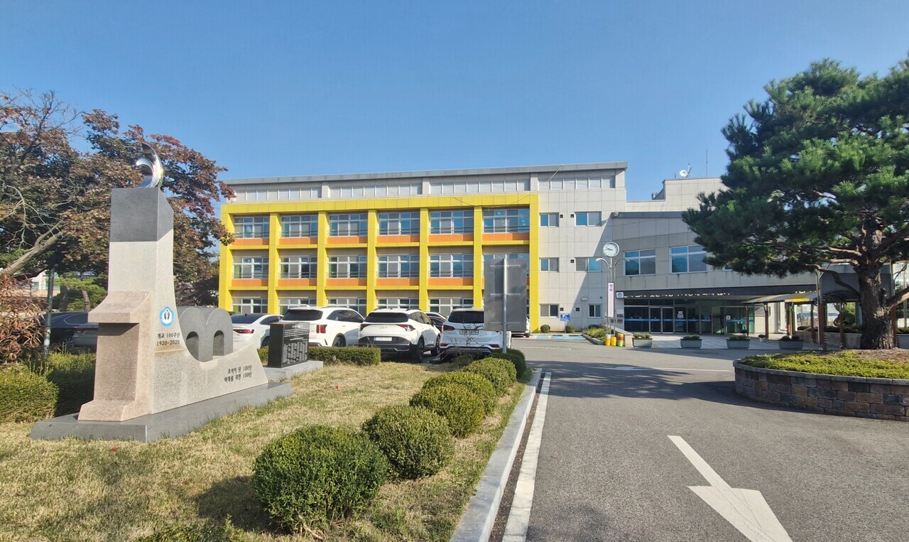 현재의 이월초등학교는 일제 강점기 신팔균이 운영했던 사립 보명학교 자리에 세워졌다.