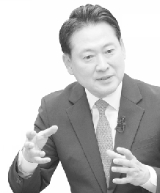 국민의힘 장동혁 대표가 최근 당대표실에서 대전일보 창간 75주년을 맞아 정국 현안과 내년도 지방선거에 대한 전략과 입장을 설명하고 있다.  국민의힘 당대표실 제공