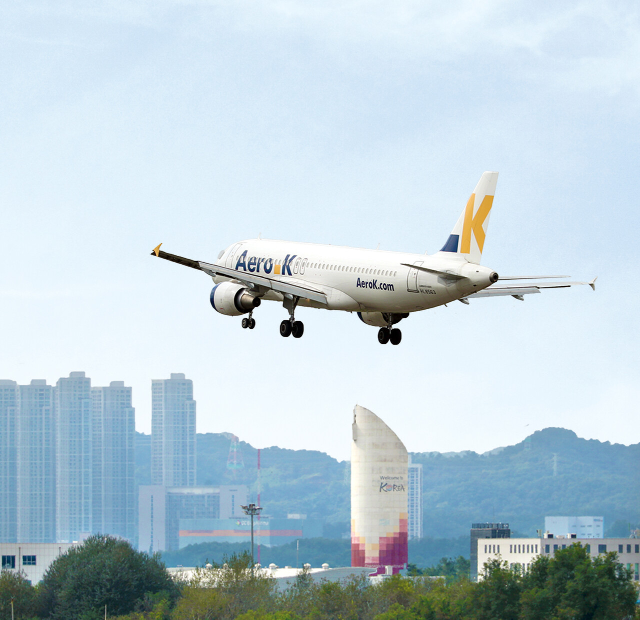 국토 중심부 충청권은 주요 교통망을 토대로 성장해 온 동시에, 신규 교통망의 부재로 명성을 잃어가고 있다. 수도권 중심의 교통축과 영호남에 집중된 국가 교통망 투자로 '사통팔달'의 위상이 흔들리고 있다. 교통은 지역의 생명선이자 지방시대의 출발점이다. 수도권 일극체제 속 지방소멸 위기가 가속화되는 현재, 교통과 행정·과학·산업을 잇는 충청권에서 대한민국의 균형축을 재설계해야 한다는 요구가 커지고 있다. 사진은 충청권 하늘길의 관문인 충북 청주국제공항에 비행기가 떠있는 모습.  김영태 기자