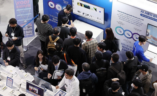 서울 강남구 코엑스에서 열린 'AI 서밋 서울 & 엑스포 2025'를 찾은 참가자들이 부스를 둘러보고 있다. 사진=연합뉴스