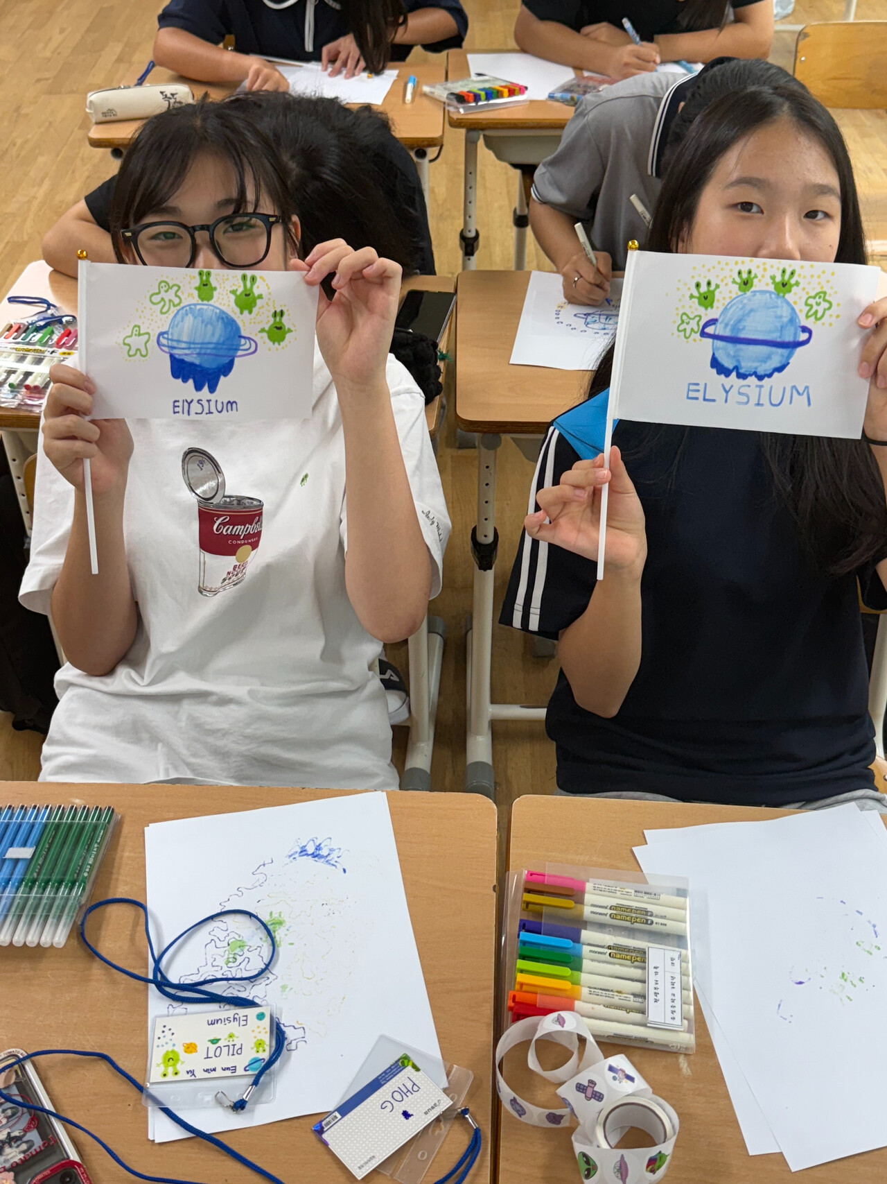 유성중학교 학생들이 방학 영어캠프 'Alien Language' 활동에서 직접 만든 깃발을 들고 있다. 유성중은 지난 7월 22일부터 8월 1일까지 약 2주간 원어민 교사와 함께하는 '2025 여름방학 영어캠프'를 운영했다. 대전교육청 제공