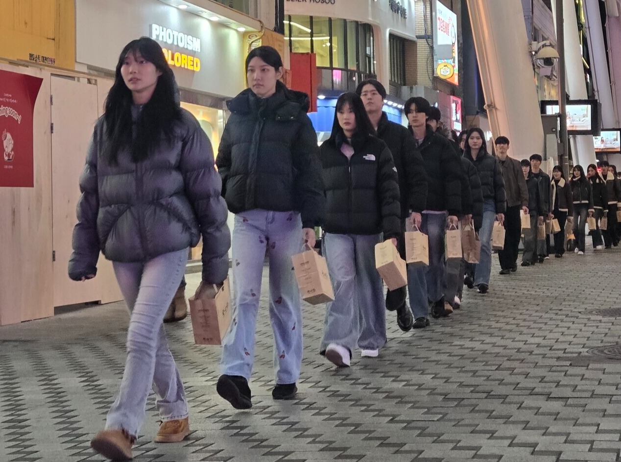 대덕대 K-모델과 학생들이 은행동 스카이로드 일대를 따라 스트릿 패션쇼를 선보이고 있다. 대덕대 제공