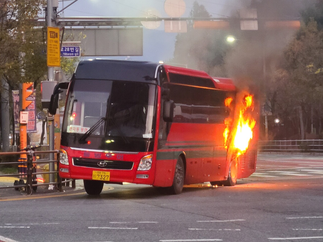대전에서 도로를 주행하던 통근버스에서 불이 나 승객 40여 명이 긴급 대피하는 소동이 벌어졌다. 독자 제공