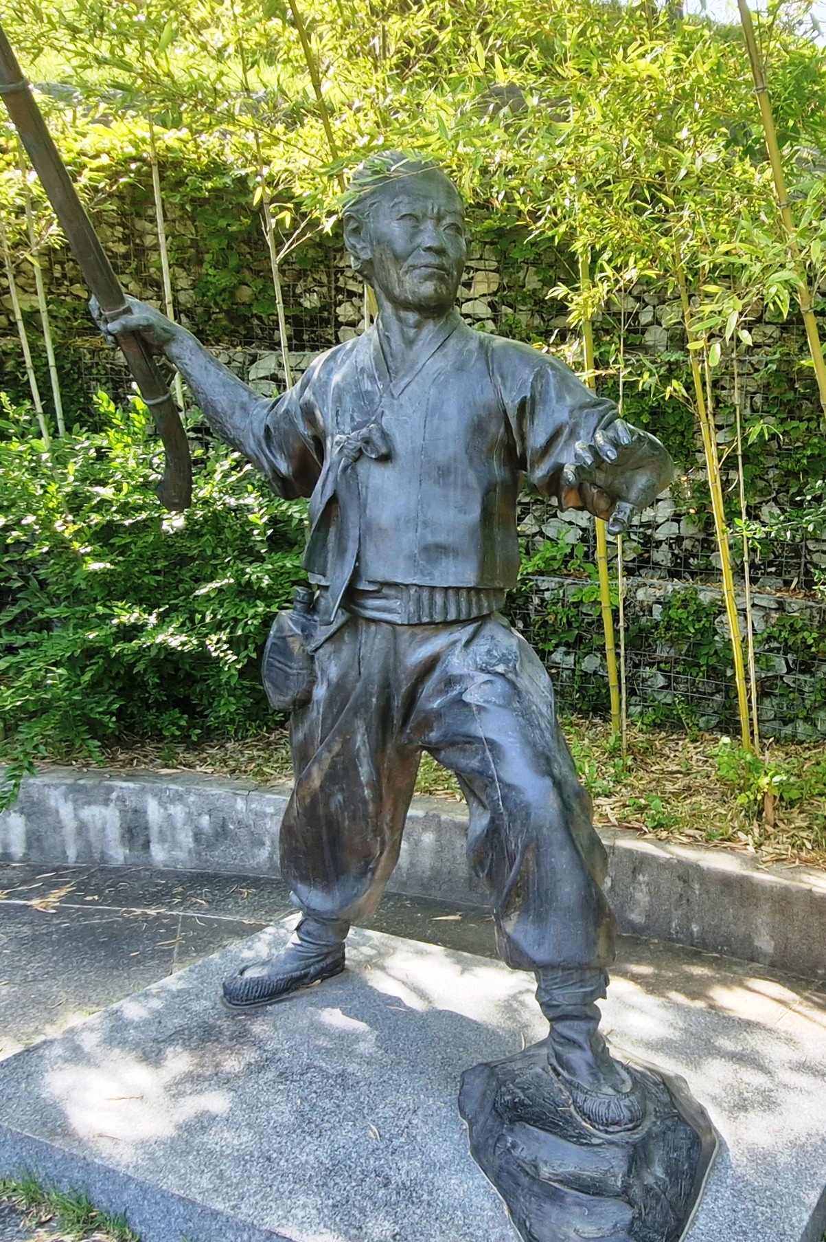 청주시 문의면 대청댐 문의문화재단지 안에 독립운동가 7인의 조형물이 있다. 이 중의 하나가 한봉수 의병장 동상. 김재근 선임기자