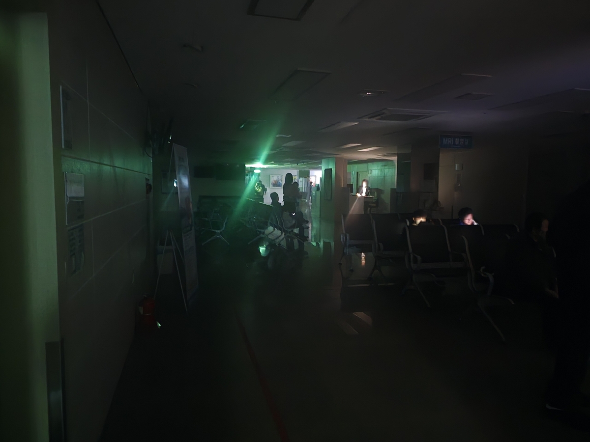 전기 공급이 끊긴 병원 내부. 연합뉴스