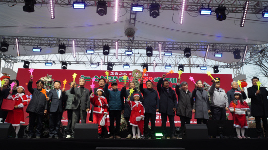 크리스마스 감성 입은 '양촌 곶감축제', 개막 첫날부터 흥행 열기 - 뉴스 썸네일 이미지