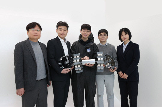 KAIST, 달 탐사 새 길 열었다... 세계 최초 '전개형 에어리스 휠' 개발 - 뉴스 썸네일 이미지