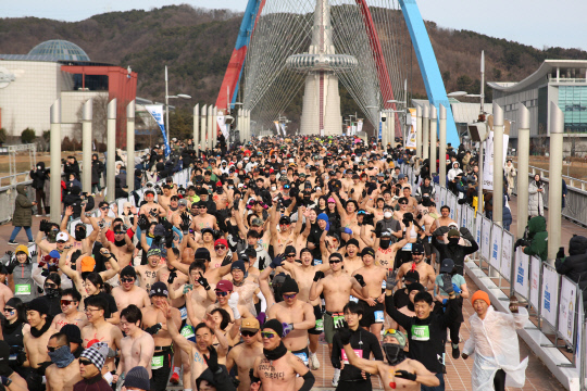 추위 잊은 채 새해 첫날 연 건각들… 선양 '맨몸마라톤' 성료