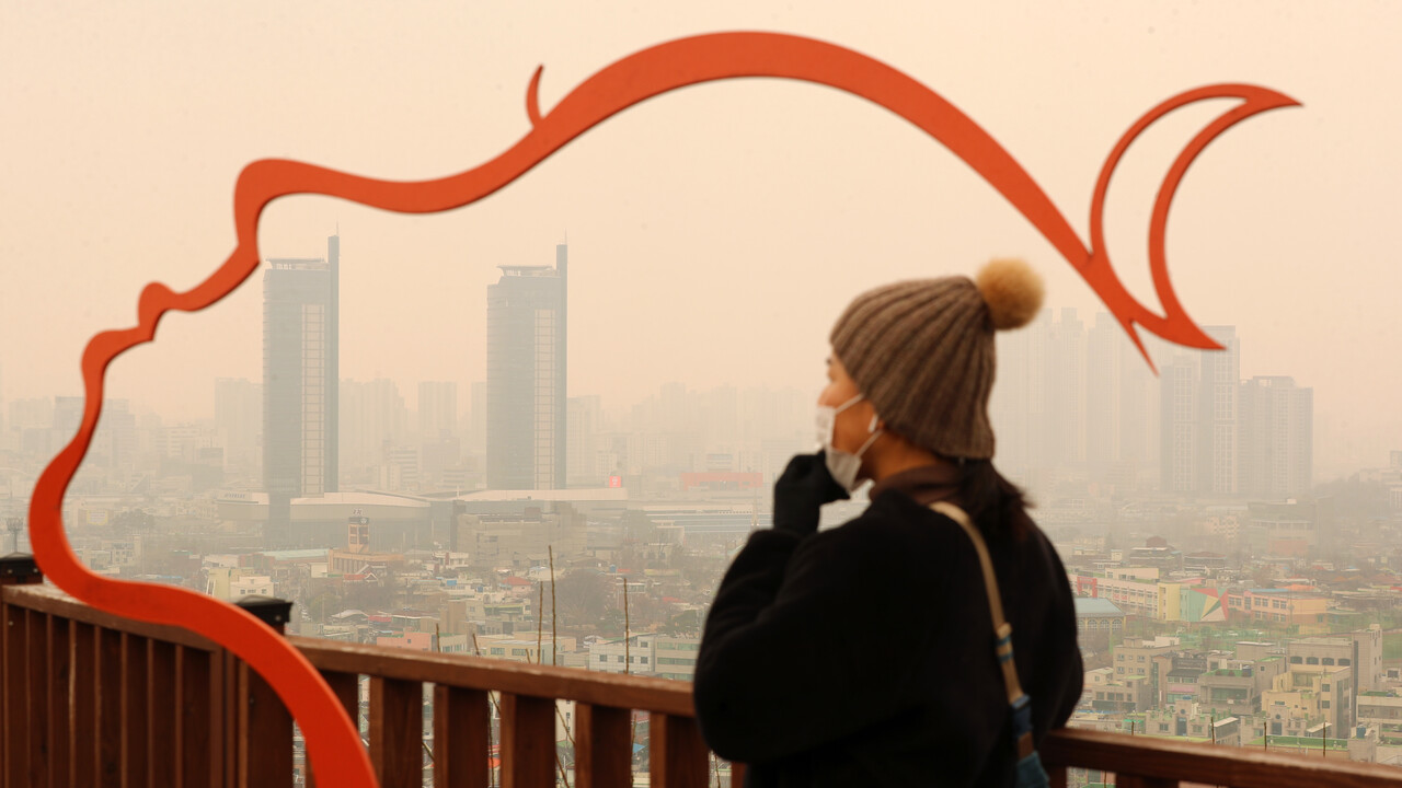 [포토] 미세먼지에 갇힌 도심 - 뉴스 썸네일 이미지