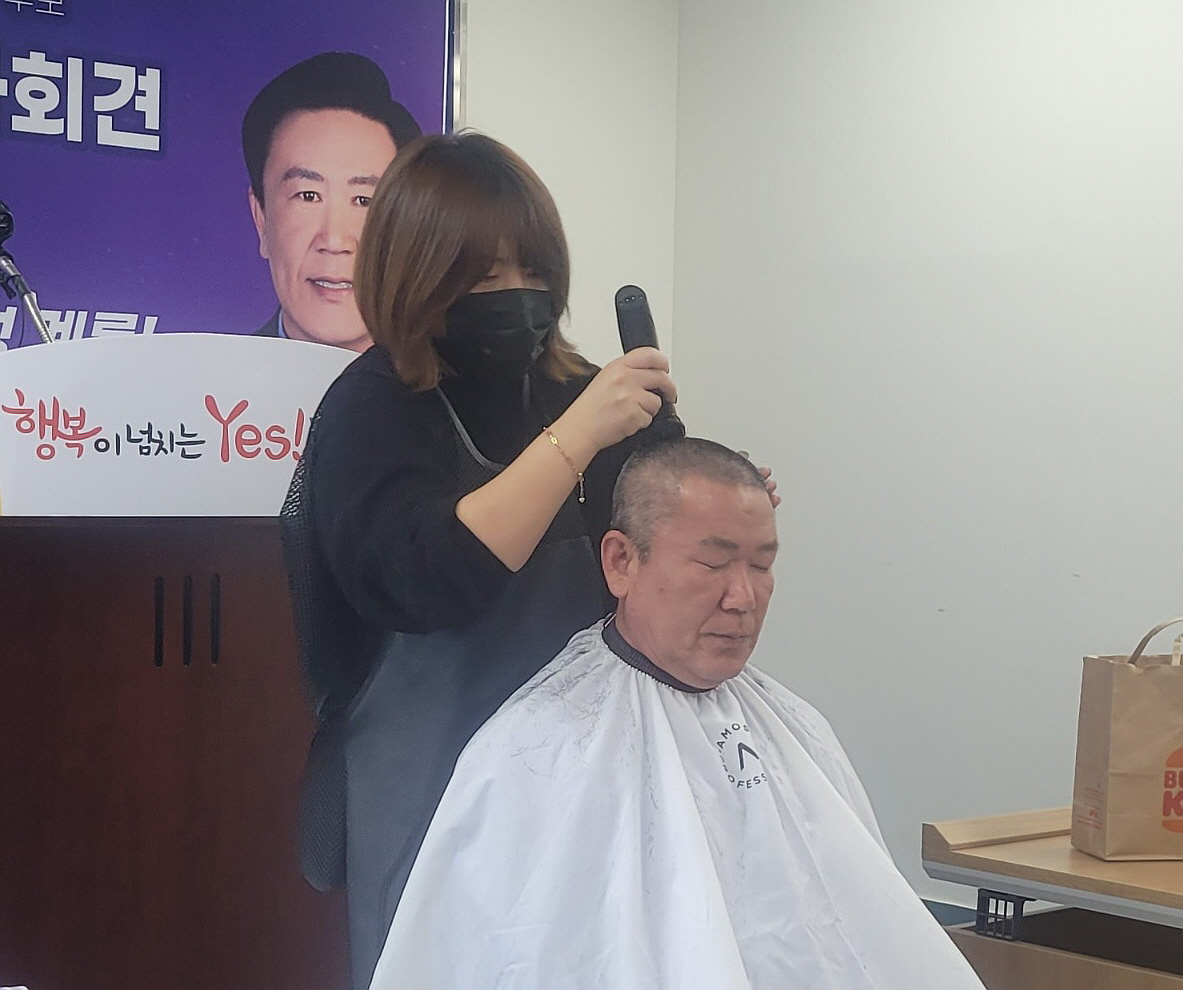 조광국 부의장, 계룡시장 출마 선언하며 '삭발'... "충남·대전 행정 통합... - 뉴스 썸네일 이미지