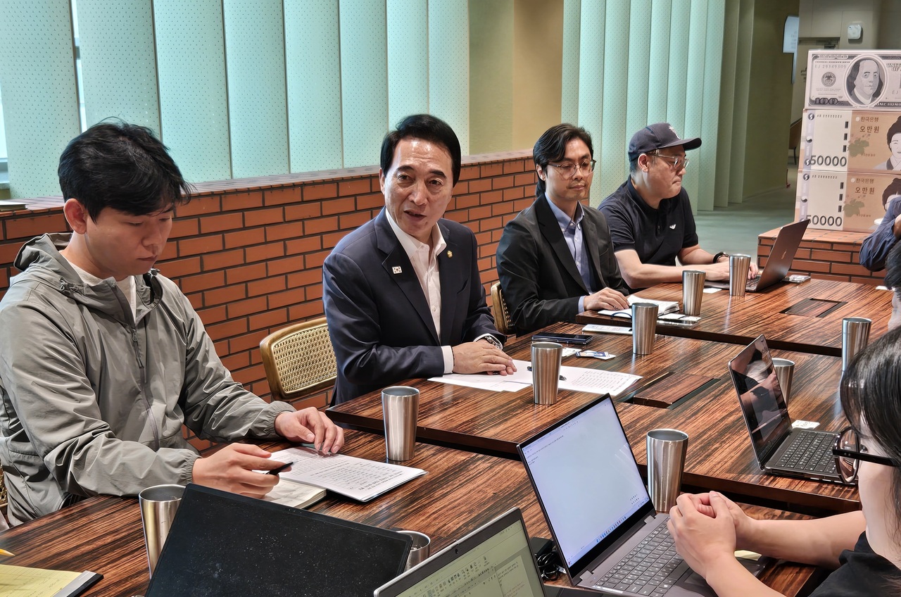15일 오전 천안 와촌동 충남천안그린스타트업타운을 방문한 박수현 더불어민주당 충남도지사 후보(왼쪽 2번째)가 충남지역 스타트업 임직원들과 AI 대전환을 주제로 간담회를 갖고 있다.