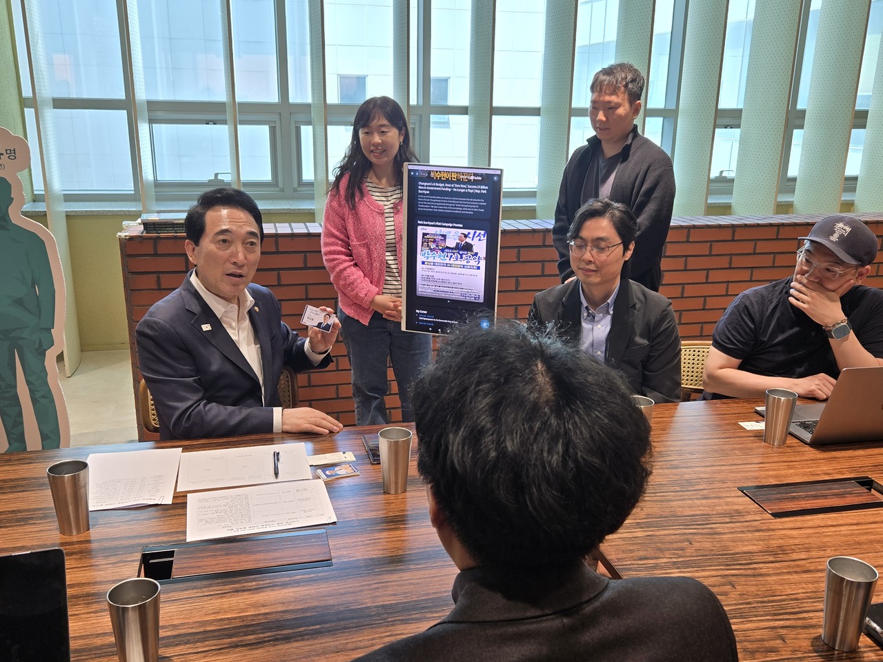 15일 오전 천안 와촌동 충남천안그린스타트업타운을 방문한 박수현 더불어민주당 충남도지사 후보가 스타트업 겁쟁이사자들 김준 대표가 선물한 AI 명함과 관련해 이야기를 나누고 있다.