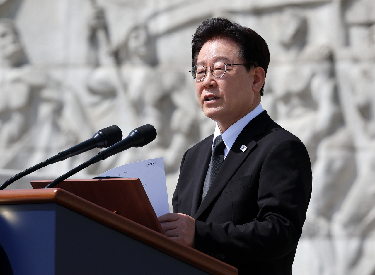 "정치 폭력은 민주주의의 적!" 백악관 총격에 위로 보낸 이재명 대통령