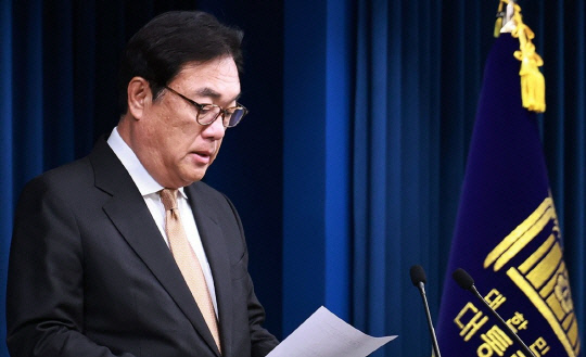 정진석 전 실장, 보궐선거 출마에 '빨간불' 켜진 이유