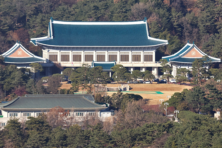 靑 “호르무즈 파병? 우리 군 대비태세와 국내법이 먼저야”