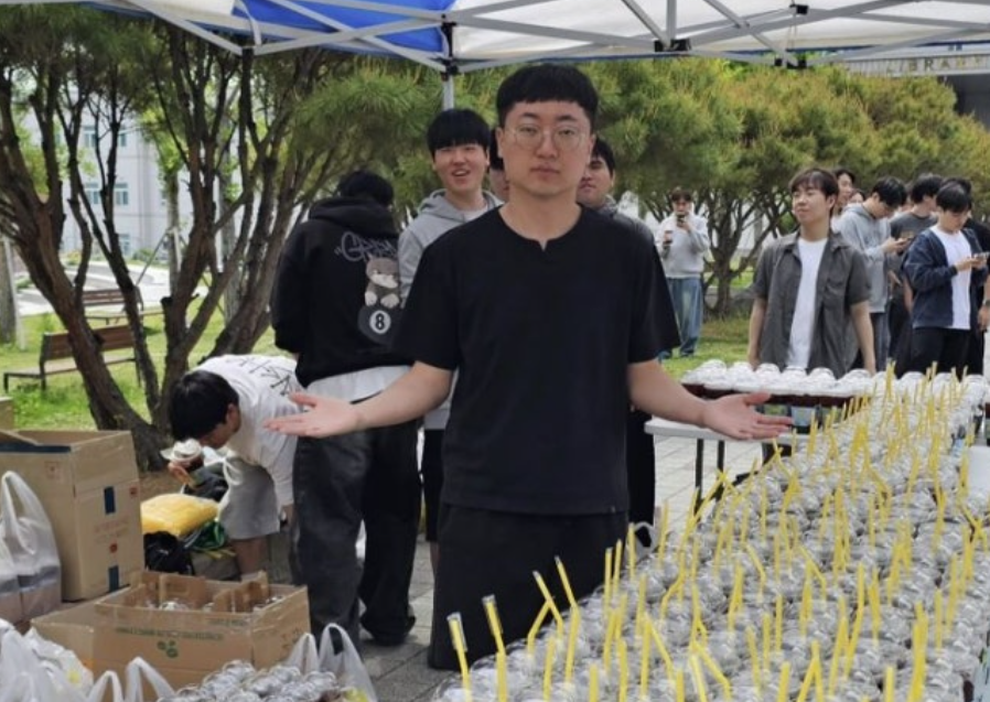 커피 800잔 들고 나타난 '충주맨'... 고향 사랑도 '월클' 수준