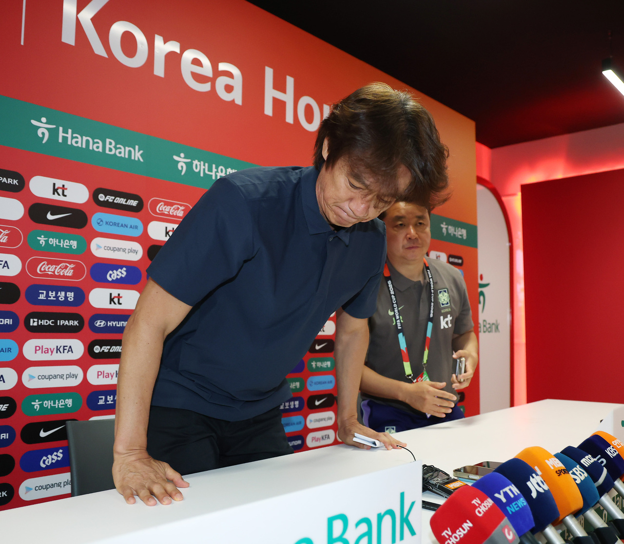 홍명보, 귀국 이틀만 돌연 미국행 "언제 귀국할지 몰라"
