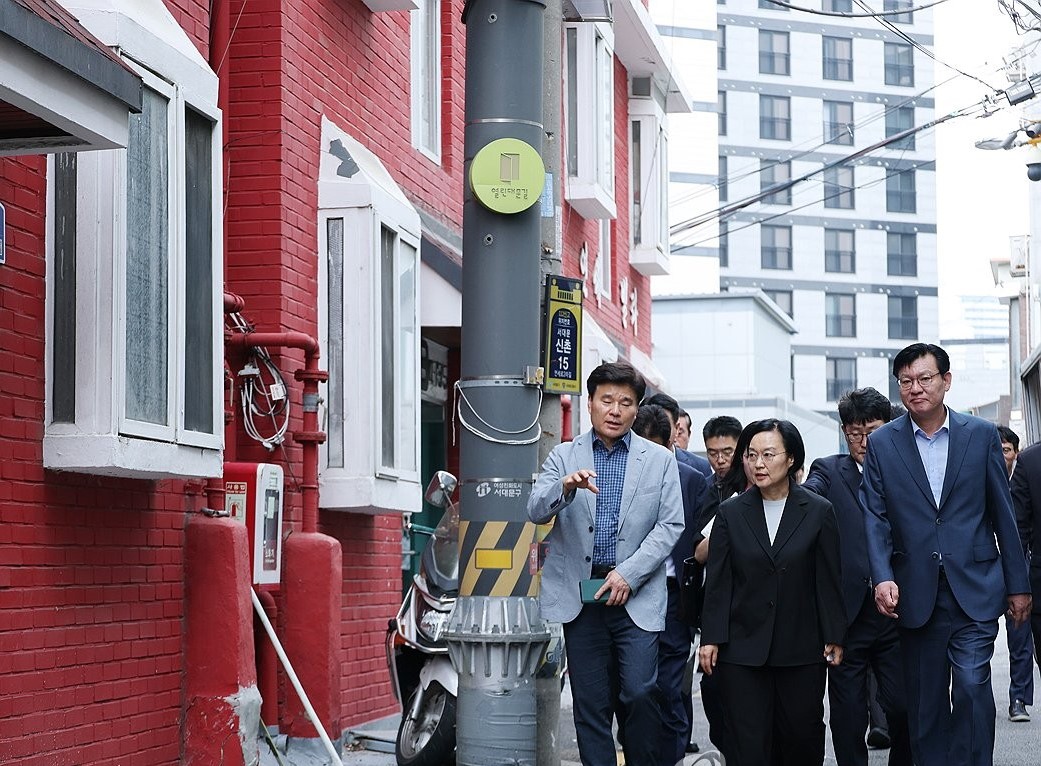 신촌 대학가 찾은 한성숙 국무총리, "기숙사와 청년주택의 공급을 더욱...