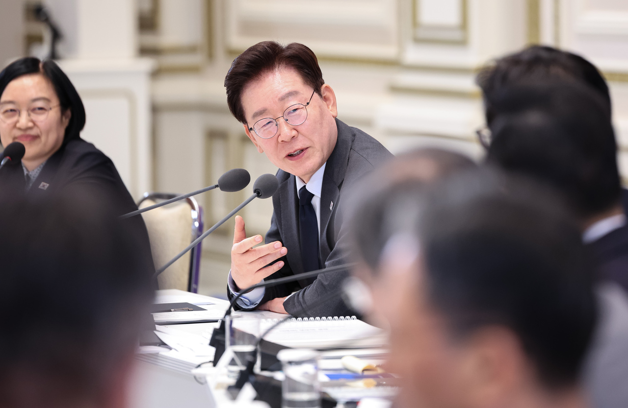 李대통령 "물가부담 없다면 가정용 전기요금 조정해야"