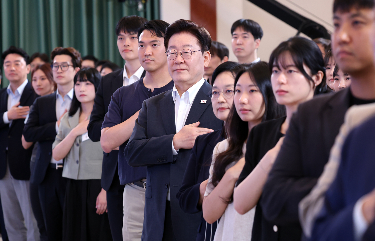 [뉴스 즉설]네 달에 25%p 까먹은 이 대통령, 이러다 추석 지나면 무슨 일... - 뉴스 썸네일 이미지