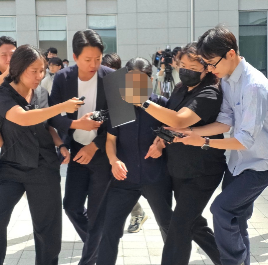 11세 아동 쇠사슬로 결박해 사망 방치… 천안 교회 외조모 구속기소