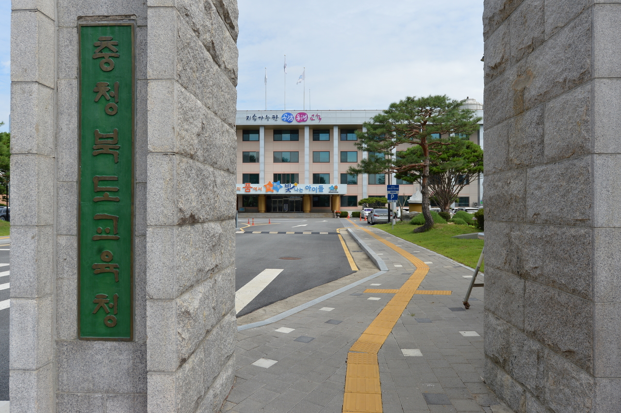 초등생에게 머리채 잡혀 폭행당한 60대 교사, 도리어 아동학대로 피고발