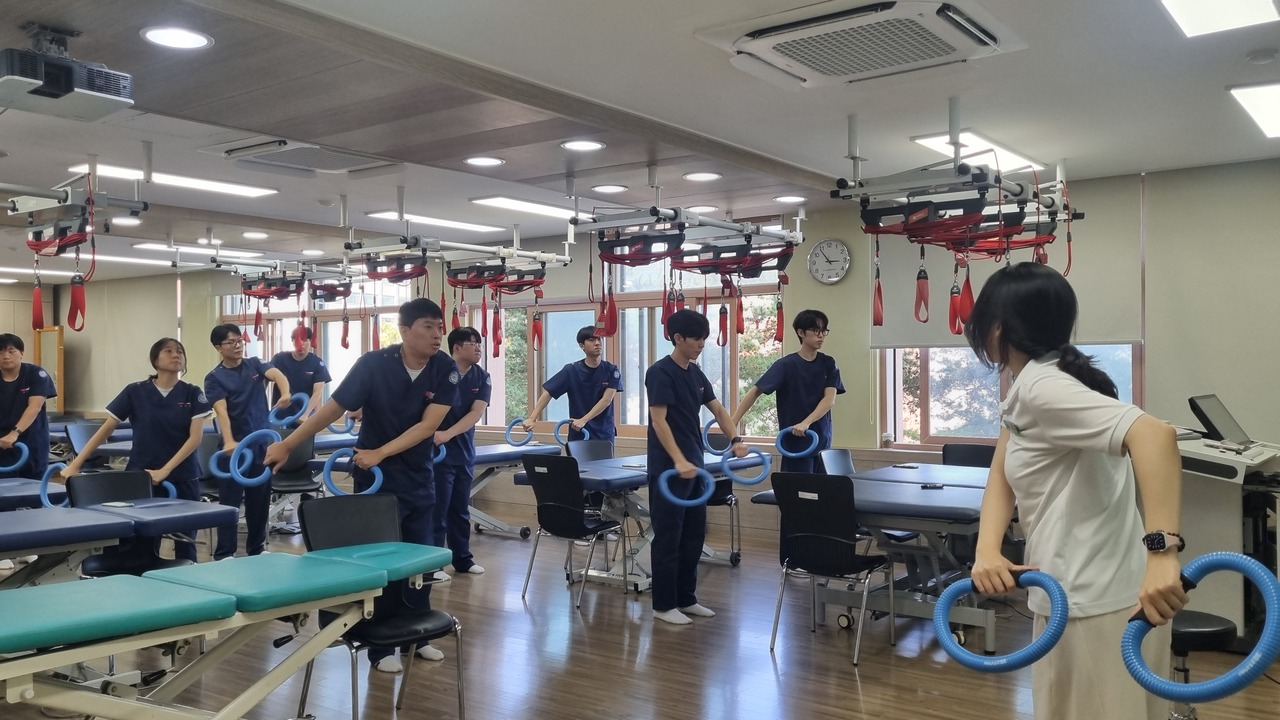 장애인 재활운동에 나선 대원대 물리치료과 학생들... 제천서 '건강한 동... - 뉴스 썸네일 이미지