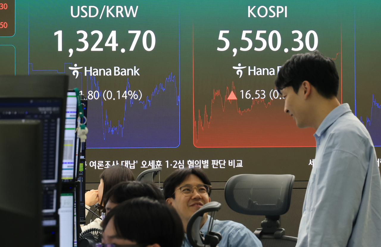 코스피, 장중 4% 급락 딛고 5550선 회복...코스닥은 1.62% 하락 - 뉴스 썸네일 이미지